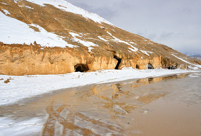 Takht-i Rustam佛教洞穴入口，Haibak，萨曼干省，阿富汗